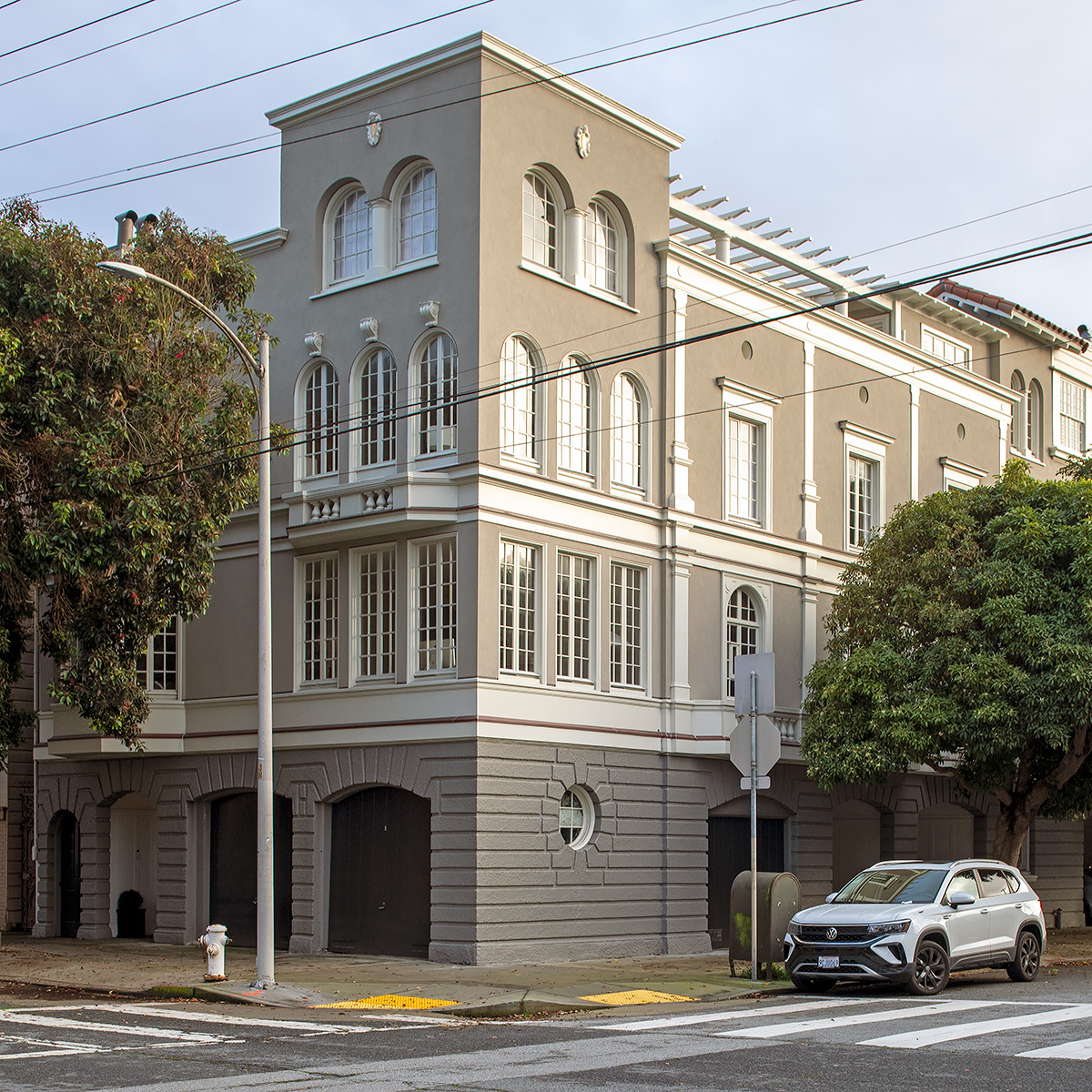 653 Lake Street was designed by Albert L. Farr and built in 1911