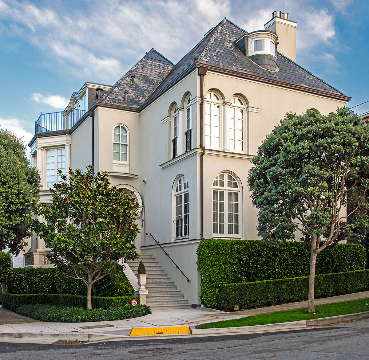 Seacliff House #3 was designed by Willis Polk and built in 1914.