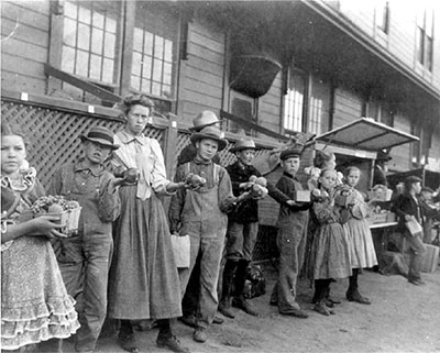 Fruit Vendors at Ashland Depot Hotel in 1910